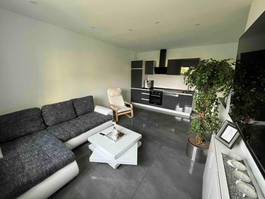 Schoenes 2 Zimmer Apartment An Der Stadt Grenze Mit Klimaanlage Blankenfelde-Mahlow Luaran gambar